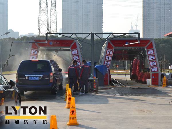林頓fx11電腦洗車機2套（名駿百盛汽車服務連鎖選購配置），客流量較大汽車美容店行業推薦配置。