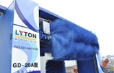 2019新款龍門往復式電腦洗車機整體熱浸鋅烤漆整機框架永不生銹。配泡棉軟刷、塑玻絲輪刷、低噪音固定式強力頂風機系統，設備經久耐用。