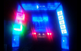 絢麗多彩，新穎潮流！藍色款隧道式電腦洗車機夜間亮燈效果