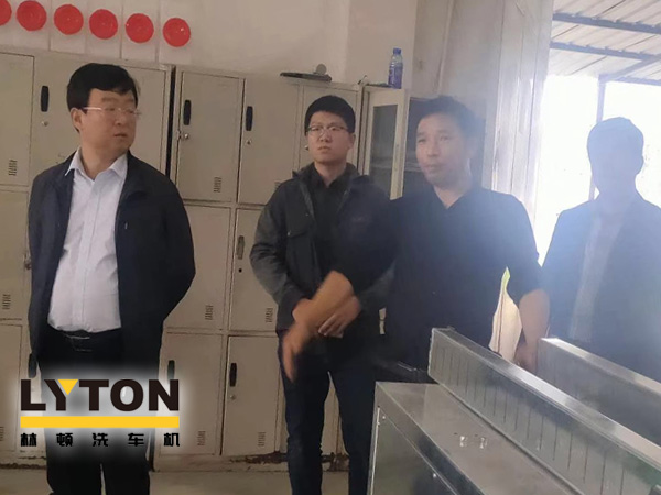 崔總向領導們講解了整個林頓電腦洗車機生產流程及工藝制作，對于電腦洗車機整個裝配過程考察團給予了極大的贊許。