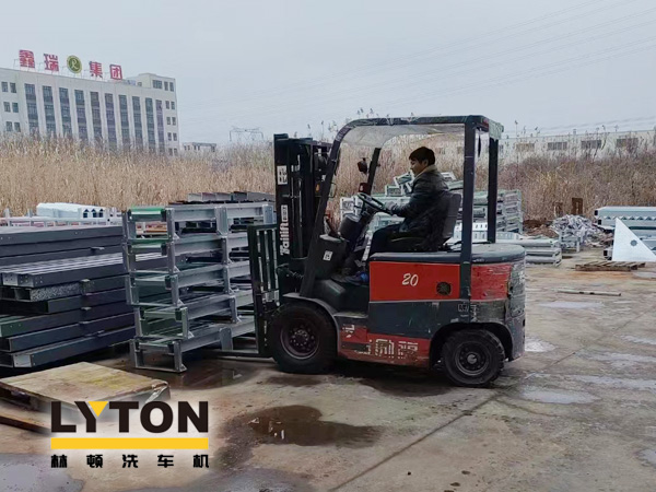 眾多加油站及公司自動洗車設備的供應商！品質肯定！林頓全自動洗車機發貨現場